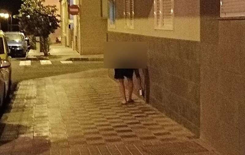 Imagen de una persona colocando azufre junto a una vivienda / TA